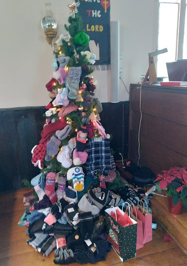 2024-12-31 Sock and Mitten Tree